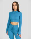 Dámský modrý crop top s dlouhým rukávem, ideální na fitness i volné chvíle