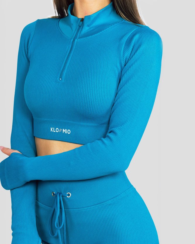 Dámský modrý crop top s dlouhým rukávem, ideální na fitness i volné chvíle